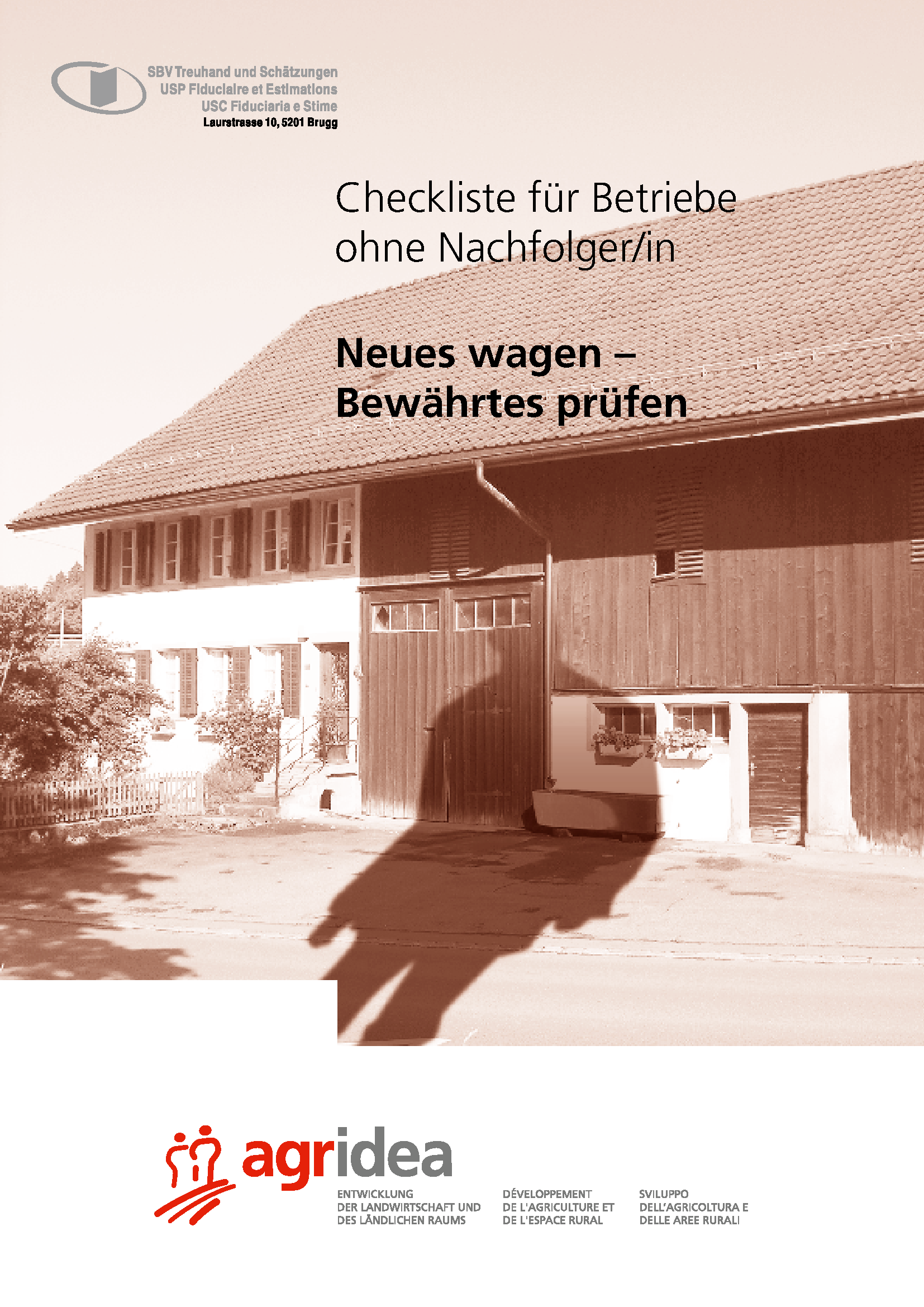 Das Deckblatt des Ratgebers zeigt ein Bauernhaus, auf welches der Schatten einer Person fällt. Oben links ist das Logo des SBV Treuhand und Schätzungen, gefolgt vom Titel der Checkliste, rechts. Unten ist das agridea-Logo abgedruckt.